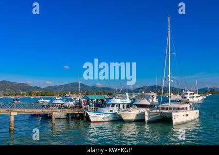 Januar 4, 2016 Phuket Thailand Sportboote in Chalong Bay günstig, Chalong Pier Stockfoto