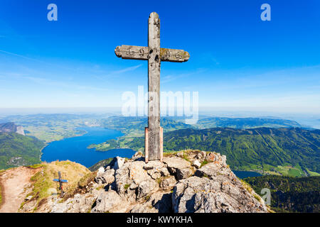 Mondsee oder Moon Lake Antenne Panoramablick vom Schafberg Viewpoint, Oberösterreich. Mondsee im Salzkammergut in der Nähe von S Stockfoto