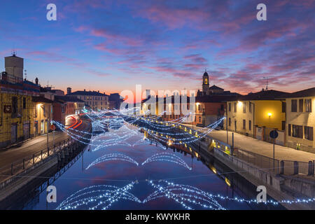 GAGGIANO, Italien - Dezember 2017; Weihnachten Lichter auf dem Großen Kanal Naviglio in der Nähe von Mailand. Stockfoto