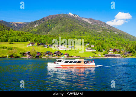 Bootsfahrt auf dem Wolfgangsee in Österreich. Wolfgangsee ist einer der bekanntesten Seen im Salzkammergut resort Region Österreichs. Stockfoto