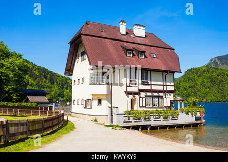 Schönheit lokalen Haus im traditionellen österreichischen Stil am Ufer des Wolfgangsees in St. Gilgen Dorf, Salzkammergut Stockfoto