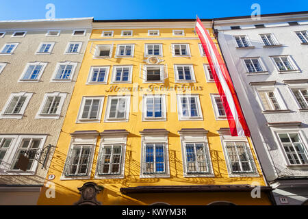 Mozarts Geburtshaus oder Mozarts Geburtshaus oder Hagenauerhaus war der Geburtsort von Wolfgang Amadeus Mozart in der Getreidegasse in Salzburg, Österreich Stockfoto