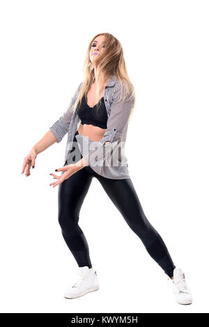 Entspannt leidenschaftlich weiblichen Jazz Dancer tanzen und schwingen die Arme mit geschlossenen Augen. Voller Körper Länge Porträt auf weißem studio Hintergrund isoliert. Stockfoto