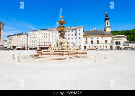 Residenzbrunnen Brunnen auf dem Residenzplatz in Salzburg, Österreich. Residenzplatz ist einer der beliebtesten Orte in Salzburg. Stockfoto