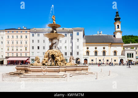 Residenzbrunnen Brunnen auf dem Residenzplatz in Salzburg, Österreich. Residenzplatz ist einer der beliebtesten Orte in Salzburg. Stockfoto