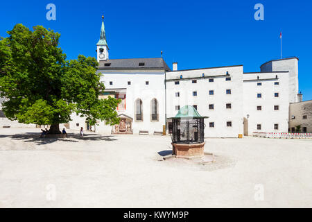 Festung Hohensalzburg Schloss Innenhof in Richtung der hohe Bestand und St. Georg Kapelle in Salzburg, Österreich Stockfoto