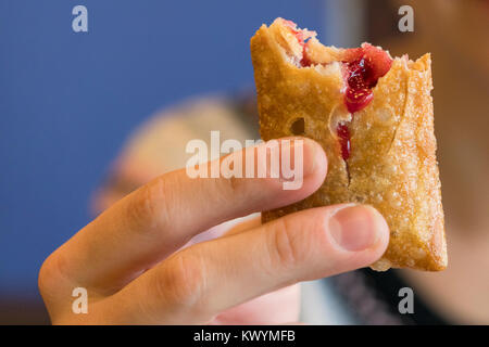 Cherry Pie in der Hand einer Frau Stockfoto