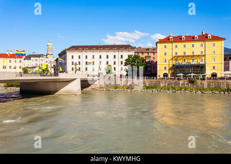 Innsbruck Brücke über den Inn. Innsbruck ist die Landeshauptstadt von Tirol im Westen von Österreich. Stockfoto