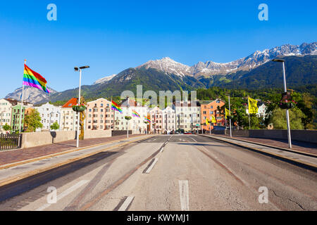 Innsbruck Brücke über den Inn. Innsbruck ist die Landeshauptstadt von Tirol im Westen von Österreich. Stockfoto