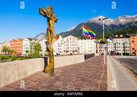 Innsbruck Brücke über den Inn. Innsbruck ist die Landeshauptstadt von Tirol im Westen von Österreich. Stockfoto