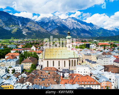 Pfarrkirche St. Nikolaus und St. Nicholas Pariser Kirche Antenne Panoramaaussicht, katholische Kirche in Hall in Tirol, Tirol, Österreich Stockfoto