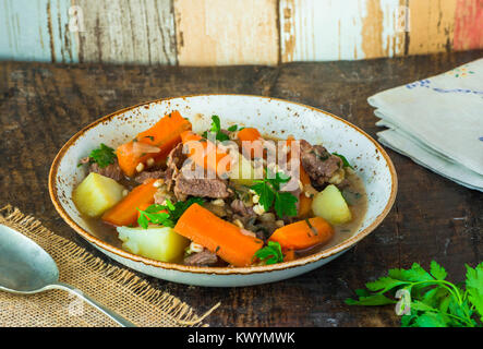 Traditionelle irische Eintopf mit Lammfleisch, Kartoffeln, Karotten und Gerste Stockfoto