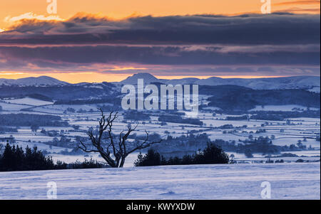 Sonnenuntergang über Caer Caradoc in Shropshire Hills auf der Winter in Großbritannien Stockfoto