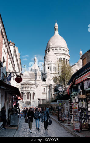 PARIS, Frankreich, 19. APRIL 2016: Montmartre Hill. Die Menschen auf der Straße von Sacre Coer, Baden in der Nachmittagssonne. Paris ist eine der am meisten Stockfoto