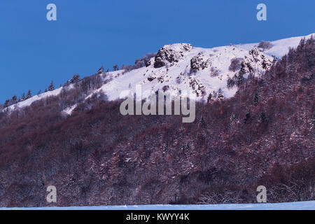 Südseite der Wrekin Hill rocky Sumit im Schnee im Winter abgedeckt. Stockfoto