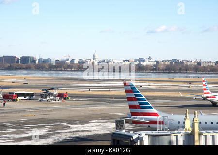 U.S. Capitol, im Hintergrund vom nationalen Flughafen Ronald Reagan gesehen, außerhalb von Washington DC, in Arlington County, Va. Fast Potomac Fluss eingefroren Stockfoto