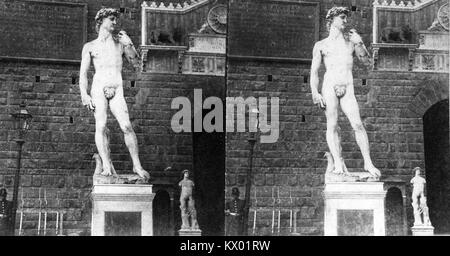 Michelangelos David, der im Palazzo Vecchio in Florenz vorgestellt wurde, ist eine Renaissance-Skulptur, die künstlerische Meisterschaft und italienische Kunst des 16. Jahrhunderts repräsentiert. Stockfoto