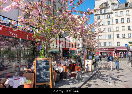 PARIS, Frankreich - 18 April 2016: eine Reihe von Restaurants im Quartier Latin am Frühling. Sobald ein Student Nachbarschaft, jetzt der Bezirk ist eines der am meisten Bevölkerung Stockfoto