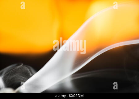 Rauch aus gelöscht wick Orange unscharfen Hintergrund Stockfoto