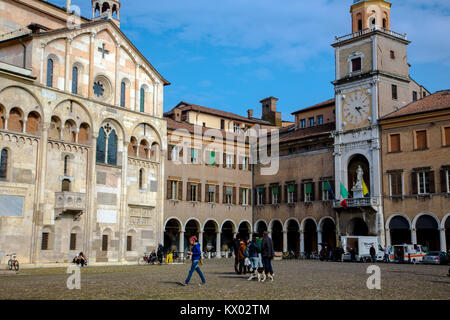 Piazza Grande mit Blick auf die Kathedrale und das Rathaus in Modena, Italien Stockfoto