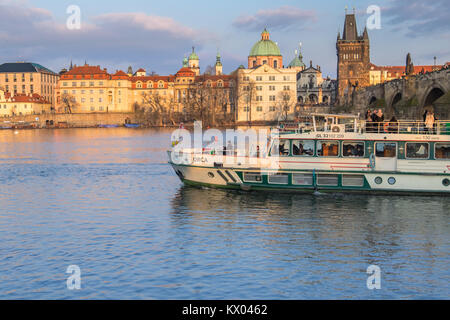 Prag, tschechische Republik - 26. MÄRZ 2016: Passagierschiff unter der Karlsbrücke auf der Moldau in Prag. Stockfoto