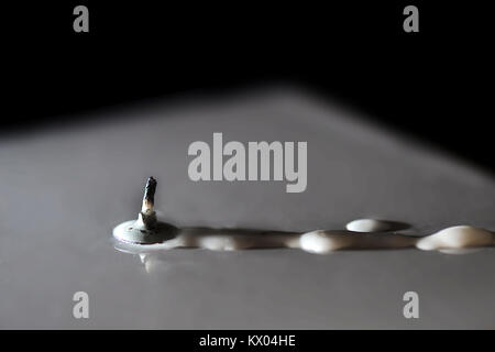 Gelöscht Wick mit Schatten Trail von Wachs auf weißem Hintergrund Stockfoto