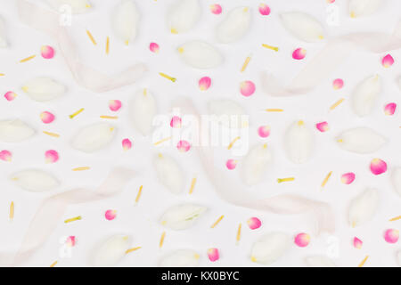 Hintergrund, Weichheit, Weiblichkeit Konzept. extrem hellen Hintergrund mit Blüten von weißen Tulpen erstellt, kleinen rosafarbenen gesammelt von Rosen und gelben Staubgefäßen Stockfoto