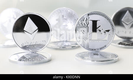 Auf einem weißen Hintergrund sind Silber Münzen eines digitalen crypto Währungen - des Astraleums und Litecoin und Bitecoin. Stockfoto