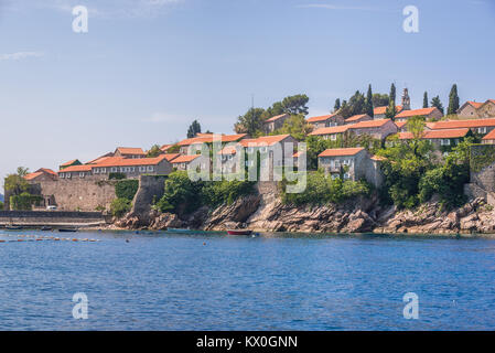 Die kleine Insel Sveti Stefan und fünf Sterne Aman Sveti Stefan Hotel Resort an der Adriatischen Küste von Montenegro Stockfoto