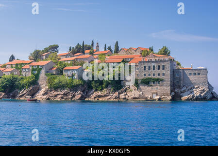 Die kleine Insel Sveti Stefan und fünf Sterne Aman Sveti Stefan Hotel Resort an der Adriatischen Küste von Montenegro Stockfoto