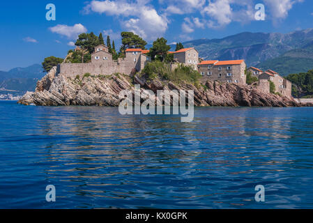 Die kleine Insel Sveti Stefan und fünf Sterne Aman Sveti Stefan Hotel Resort an der Adriatischen Küste von Montenegro Stockfoto