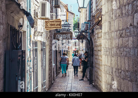 Schmale Gasse der Altstadt von Budva Stadt an der Adria Küste in Montenegro Stockfoto