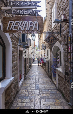 Bäckerei Anmelden schmale Gasse der Altstadt von Budva Stadt an der Adria Küste in Montenegro Stockfoto