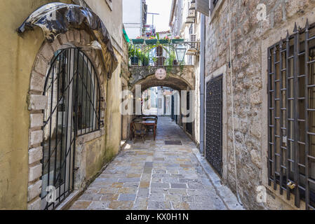 Schmale Gasse der Altstadt von Budva Stadt an der Adria Küste in Montenegro Stockfoto