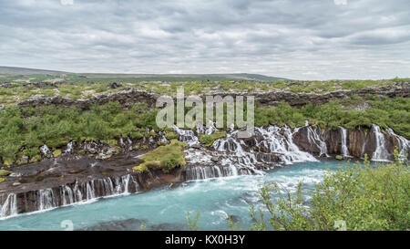 Die Wasserfälle Hraunfossar Wasserfälle (Lava) in Borgarfjörður, West Island sind 900 Meter von Bächen und Kaskaden kleine und große Streaming aus der Lava Stockfoto