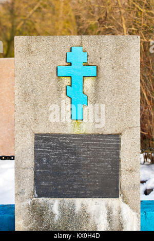 Abgebrochene Denkmal auf dem Friedhof von russisch-orthodoxen Stockfoto