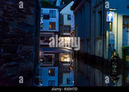 UK Wetter und Jahreszeiten: Fowey Harbour Qauy beginnt zu Hochwasser im Morgengrauen aufgrund der hohen Brandung und eine geschwollene Fowey River von Sturm- und Eleanor. Stockfoto