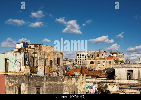 Zeichen der Zerfall auf die Dächer der Hauptstadt von Kuba: Havanna Stockfoto