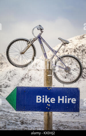 Mit dem Fahrrad oder mit dem Fahrrad auf eine post Werbung Fahrradverleih, Glencoe, Schottland Großbritannien Stockfoto