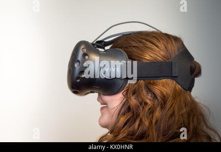 Junge Frau trägt ein VR virtual reality Headset Stockfoto