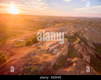 Ein dramatischer Sonnenuntergang in Domboshawa, Simbabwe. Stockfoto