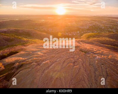 Ein dramatischer Sonnenuntergang in Domboshawa, Simbabwe. Stockfoto