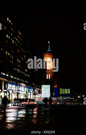 Berlin, Deutschland - Januar 03, 2018: Alexanderplatz in der Nacht im Regen mit dem Roten Rathaus im Hintergrund Am 03 Januar, 2018 in Berlin. Stockfoto