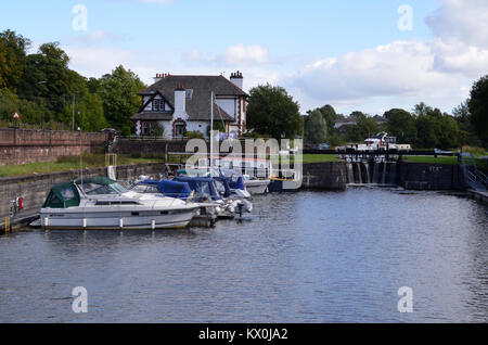 Boote an der Rasenfläche Hafen, wo die Forth und Clyde entspricht den Fluss Clyde in Schottland. Stockfoto