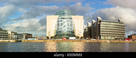 DUBLIN, Irland - 1. FEBRUAR 2017: Panoramablick auf das Bild des Convention Center Dublin (CCD) aus über den Fluss Liffey. Im Jahr 2010 eröffnet, die CCD Stockfoto