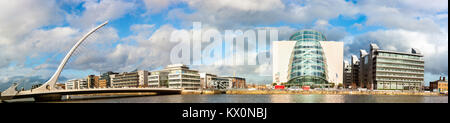 DUBLIN, Irland - 1. FEBRUAR 2017: Panoramabild von Convention Center Dublin (CCD) und Samuel Beckett Brücke über den Fluss Liffey. Stockfoto