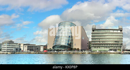 DUBLIN, Irland - 1. FEBRUAR 2017: Panoramabild von Convention Center Dublin (CCD) mit Reflexion an einem bewölkten Tag. Stockfoto