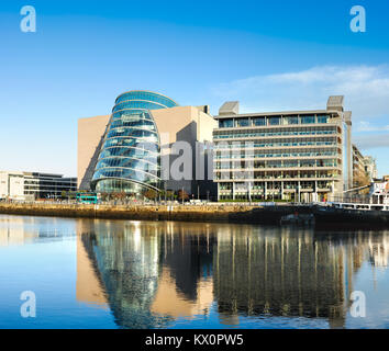 DUBLIN, Irland - Februar 4, 2017: Panoramablick auf das Bild des Convention Center Dublin (CCD) aus über den Fluss Liffey. Im Jahr 2010 eröffnet, die CCD Stockfoto