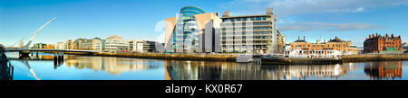 DUBLIN, Irland - Februar 4, 2017: Panoramabild von Convention Center Dublin (CCD) und Samuel Beckett Brücke über den Fluss Liffey. Stockfoto