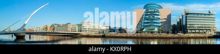 DUBLIN, Irland - Februar 4, 2017: Panoramabild von Convention Center Dublin (CCD) und Samuel Beckett Brücke über den Fluss Liffey. Stockfoto